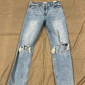 Abercrombie & Fitch - Distressed Jeans - The 90’s Straight Ultra High Rise